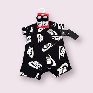 NWT Baby Nike Logo Print Black and White Bodysuit With Booties Set Size 0-6 Mon